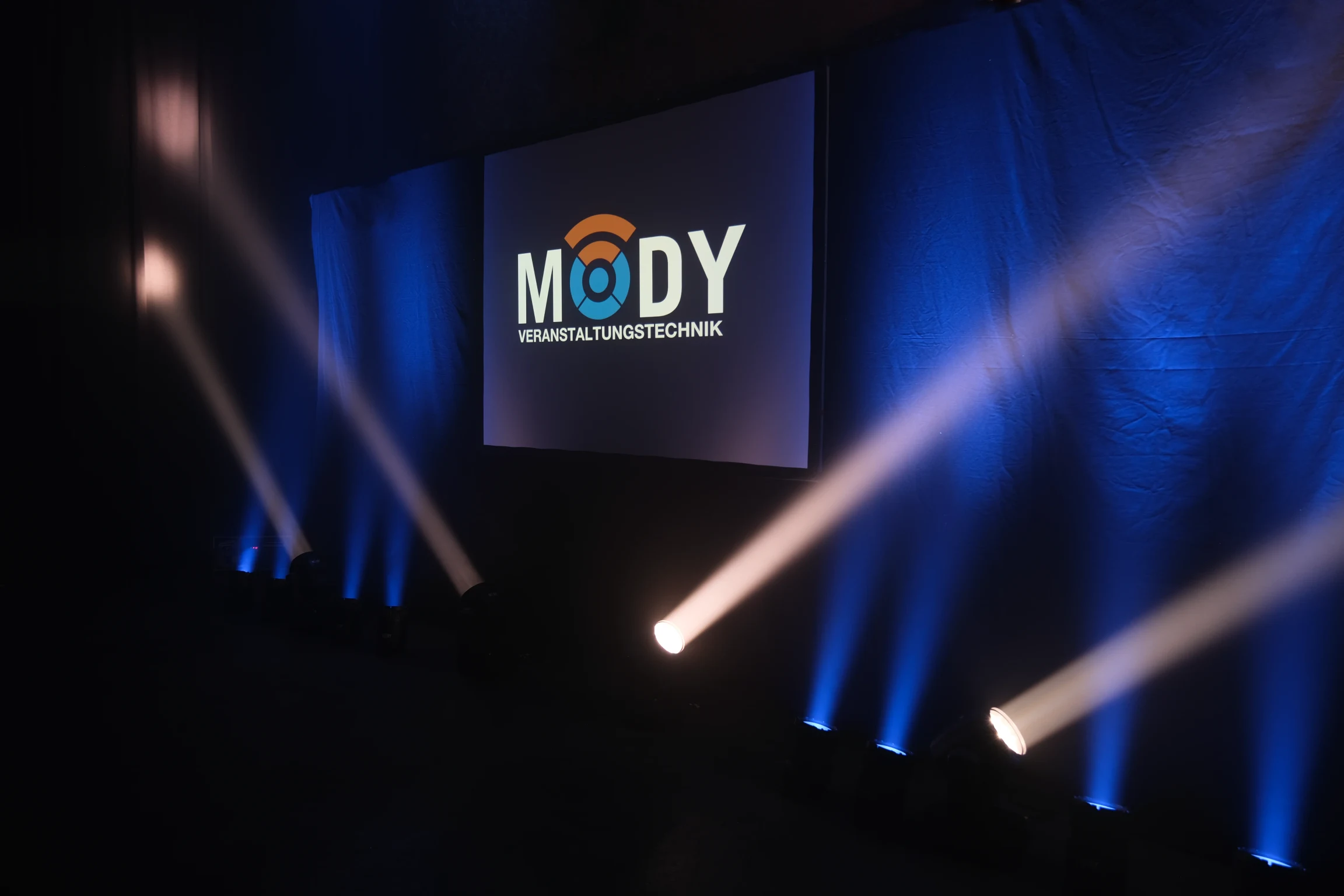 Professionelles Lichtsetup mit MODY Logo für Firmenveranstaltungen